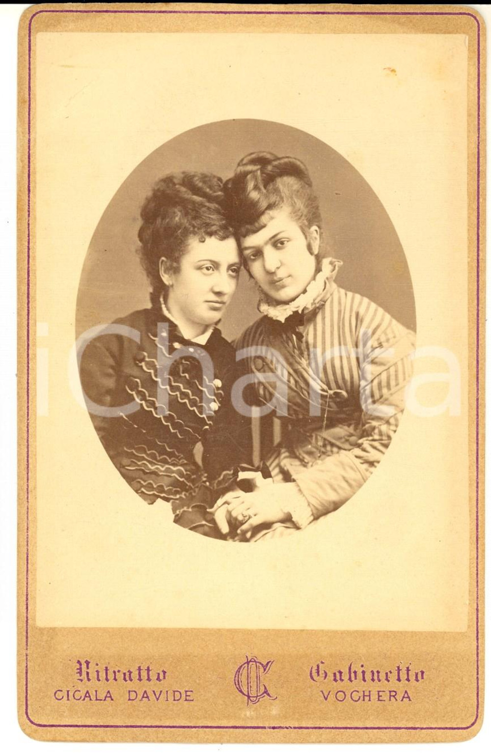 Fotografia d epoca originale 1870 ca VOGHERA Ritratto di due giovani donne per mano  Foto Davide CICALA 1