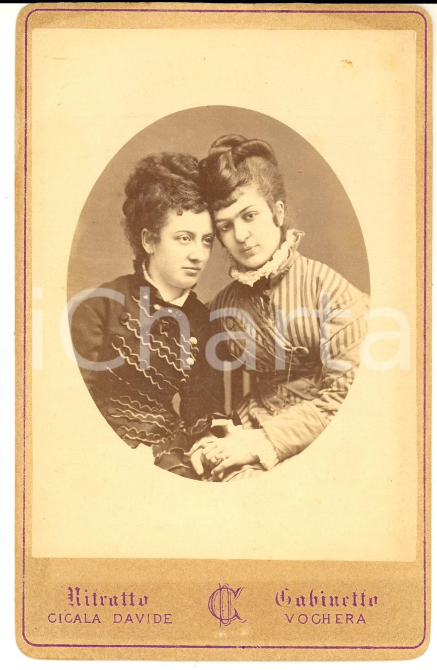 Fotografia d epoca originale 1870 ca VOGHERA Ritratto di due giovani donne per mano  Foto Davide CICALA 1