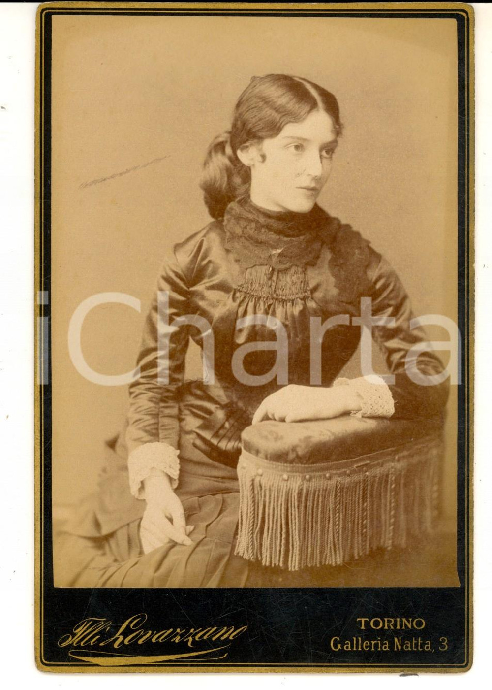 Fotografia d epoca originale 1880 ca TORINO Ritratto di donna in abito di seta scura Foto LOVAZZANO 11x16 1