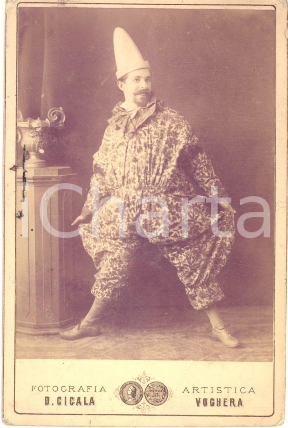Fotografia d epoca originale 1870 ca TEATRO VOGHERA Ritratto attore in costume da pagliaccio FOTO RARA CICALA 1