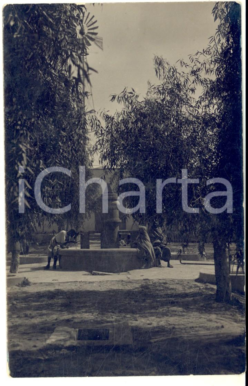 Fotografia d epoca originale 1927 EL AZIZIA LIBIA Donne velate presso una fontana pubblica  Foto cartolina 1