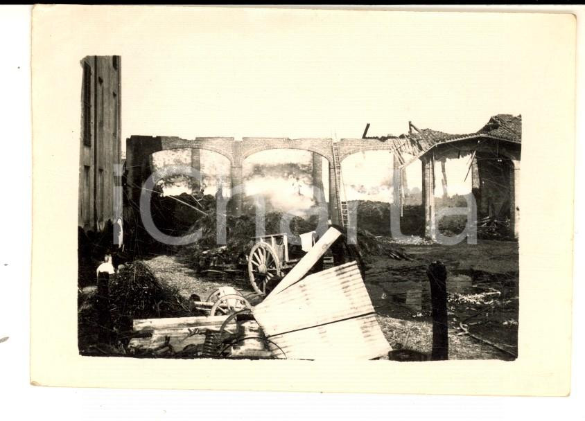 Fotografia d epoca originale 1944 WW2 AREA DI ALESSANDRIA Cascina distrutta da un bombardamento Foto 10x7 1