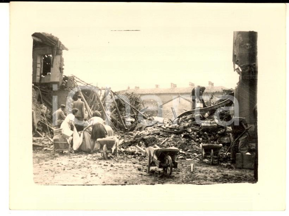 Fotografia d epoca originale 1944 WW2 AREA DI ALESSANDRIA Bombardamenti  Contadini in cascina distrutta FOTO 1