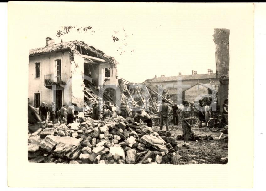 Fotografia d epoca originale 1944 WW2 AREA DI ALESSANDRIA Folla in una cascina bombardata Foto 10x7 cm 1