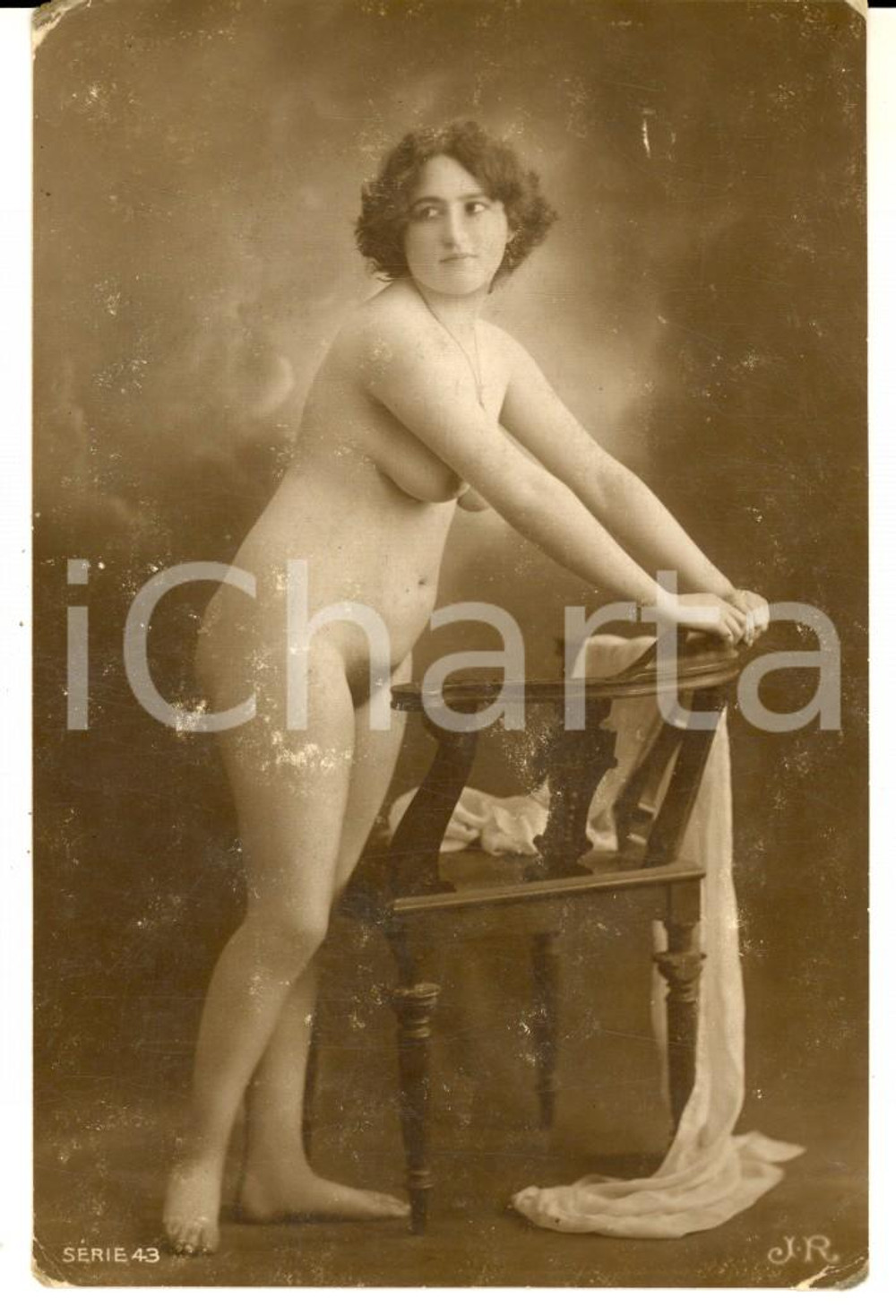 Fotografia d epoca originale 1910 ca Young girl leaning naked on a chair Postcard EROTICA VINTAGE 1