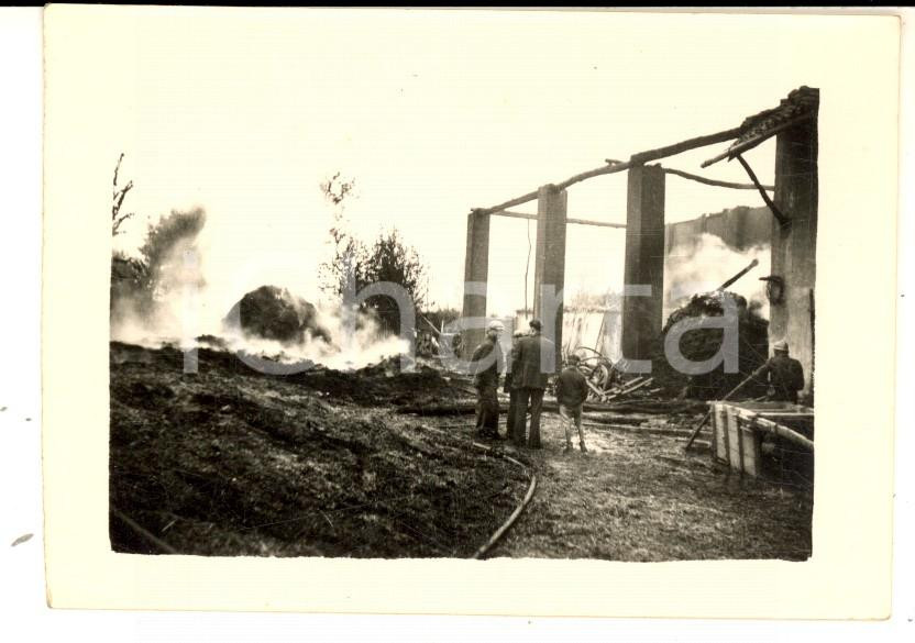 Fotografia d epoca originale 1944 WW2 AREA DI ALESSANDRIA Cittadini tra le macerie di un bombardamento Foto 1