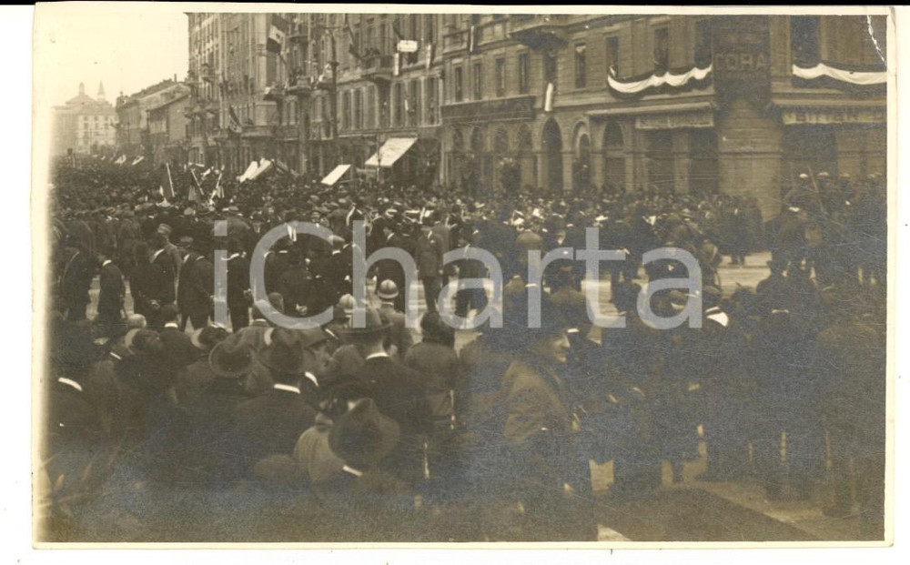Fotografia d epoca originale 1930 ca MILANO Folla a una parata militare  Foto cartolina VINTAGE 1