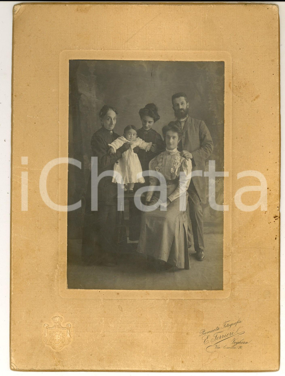 Fotografia d epoca originale 1900 ca AREA DI VOGHERA Ritratto della famiglia MAZZERI con bambina Foto 17x23 1