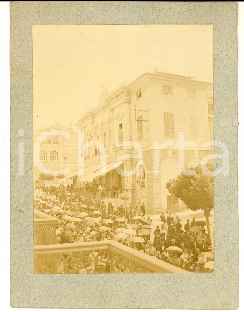 1910 ca s. l. ITALIA Folla a passeggio nei pressi di un caffè FOTO VINTAGE 10x13