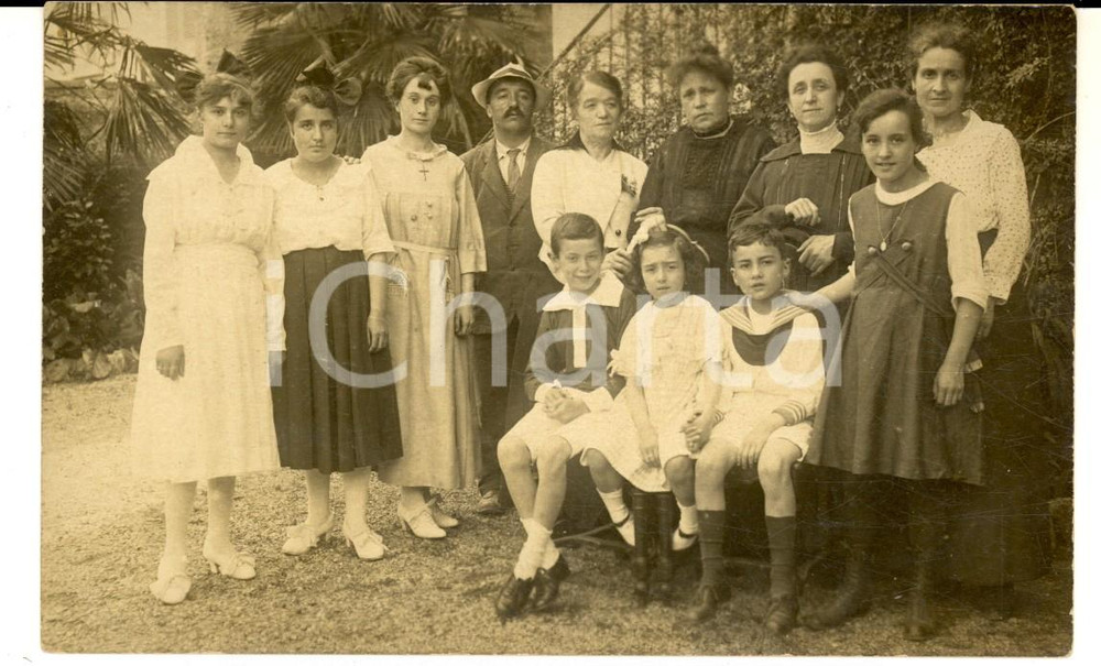 Fotografia d epoca originale 1910 ca TRENTINO ? Ritratto di Andrea BRENN con la famiglia  Foto cartolina 1
