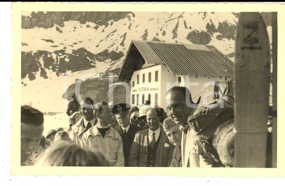 Fotografia d epoca originale 1940 ca CERVINIA AO Militari e civili all albergo ASTORIA Foto cartolina 1