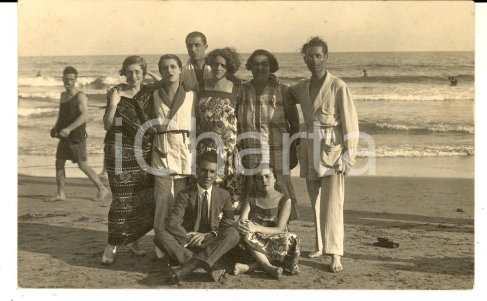 Fotografia d epoca originale 1925 IMPERIA Spiaggia d Oro  Un gruppo di amici  Foto cartolina VINTAGE 1