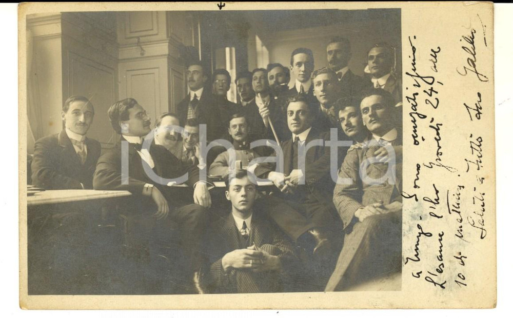 Fotografia d epoca originale 1910 ca WIEN CafÃ© ATTACHE Un gruppo di studenti universitari  Foto cartolina 1