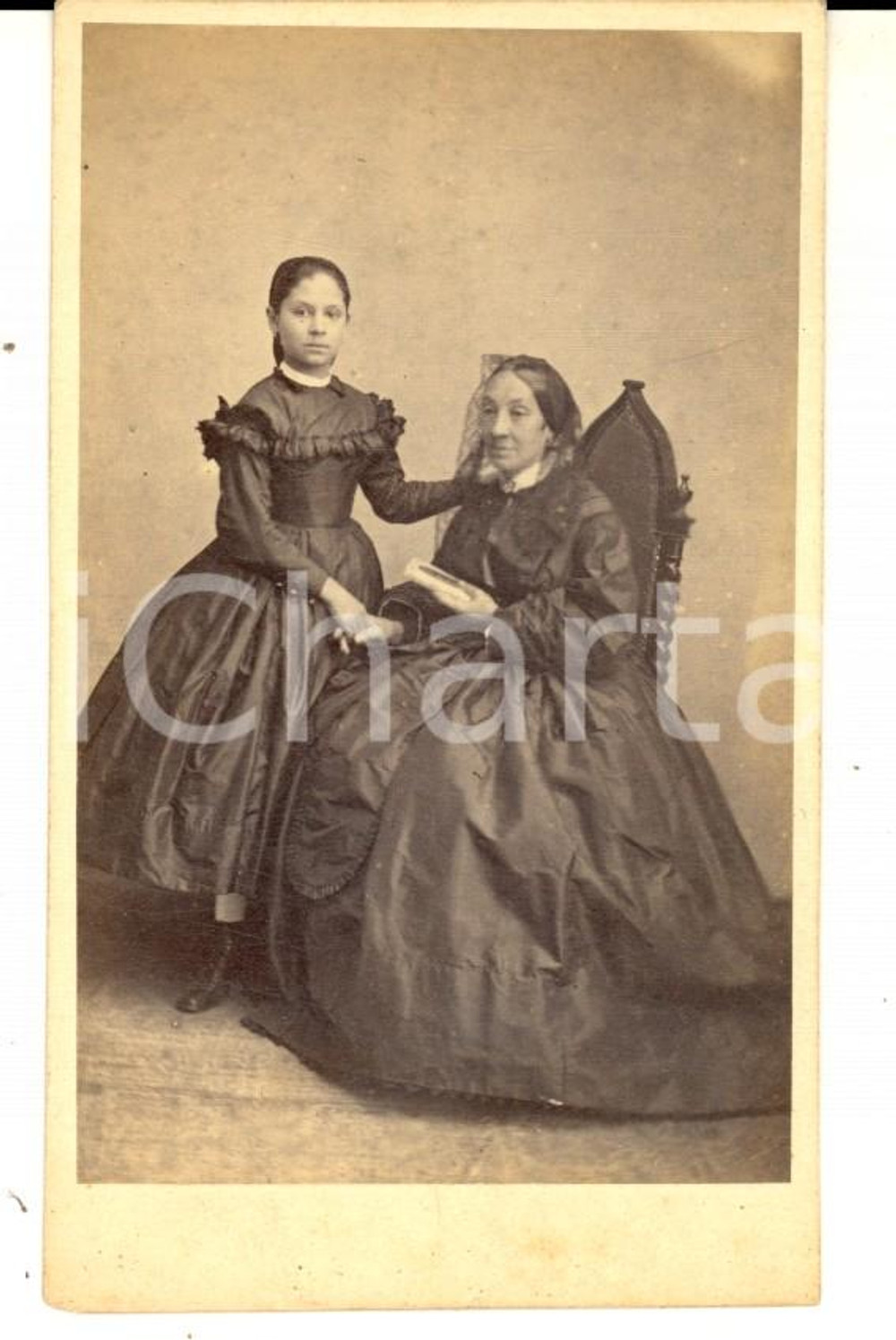 Fotografia d epoca originale 1870 ca MILANO Ritratto di nonna e nipote in abito da lutto Foto GUSBERTI CDV 1