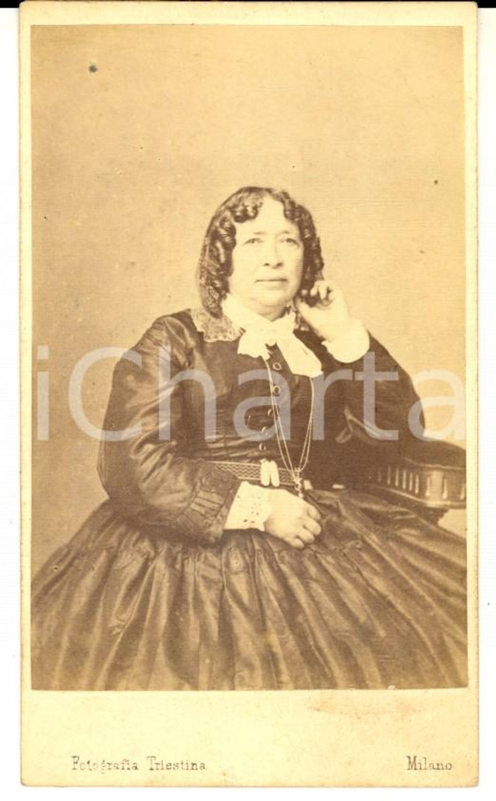 Fotografia d epoca originale 1870 ca MILANO Ritratto di nobildonna in abito scuro Fotografia TRIESTINA CDV 1
