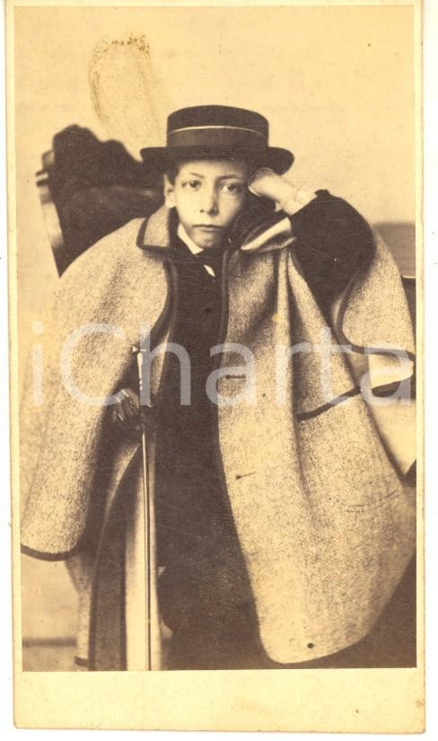 Fotografia d epoca originale 1870 ca s.l. Ritratto giovane Ennio MOLINELLI con bastone  Foto CURIOSA CDV 1