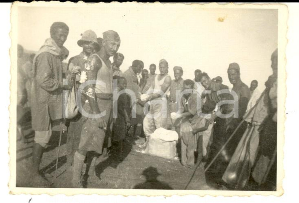 Fotografia d epoca originale 1940 ca AOI ERITREA ? Soldati italiani distribuiscono cibo Foto U. BESSO 9x6 1