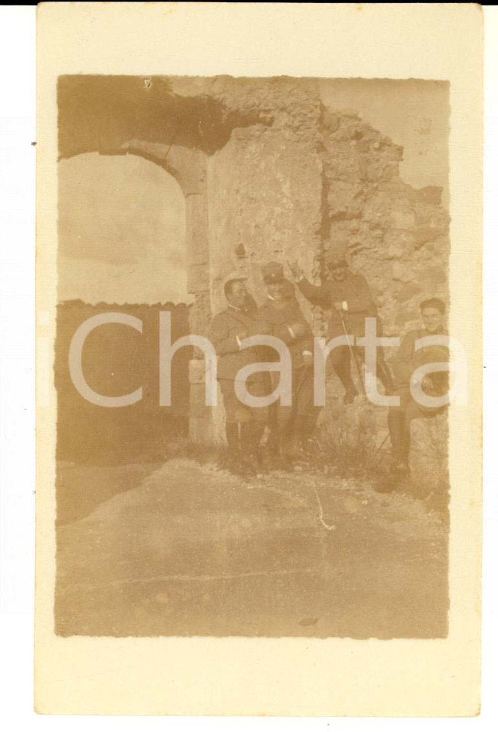 Fotografia d epoca originale 1919 WW1 COSENZA Gruppo di giovani ufficiali al Castello Foto cartolina 1