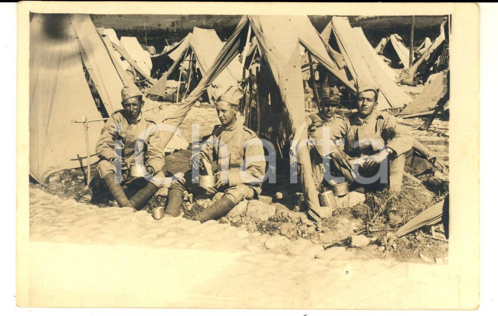 Fotografia d epoca originale 1918 WW1 ZONA DI GUERRA Ufficiali in un accampamento italiano  Foto cartolina 1
