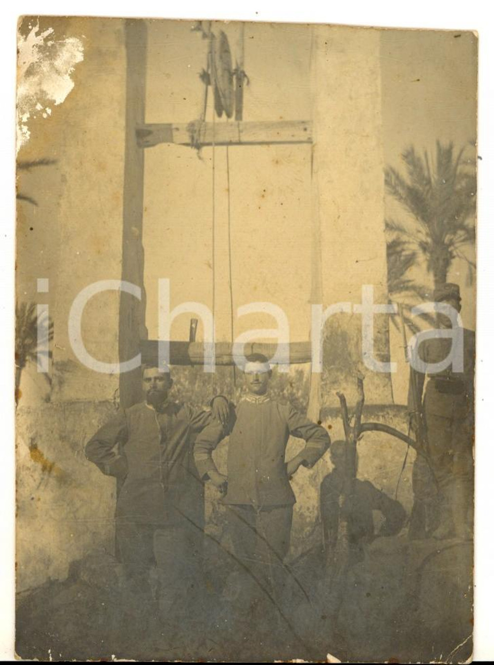 Fotografia d epoca originale 1918 WW1 ZONA DI GUERRA Ufficiali italiani al pozzo  FOTO DANNEGGIATA 1