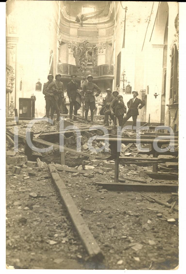 Fotografia d epoca originale 1918 WW1 FRONTE DEL PIAVE Soldati in una chiesa bombardata Foto cartolina 1
