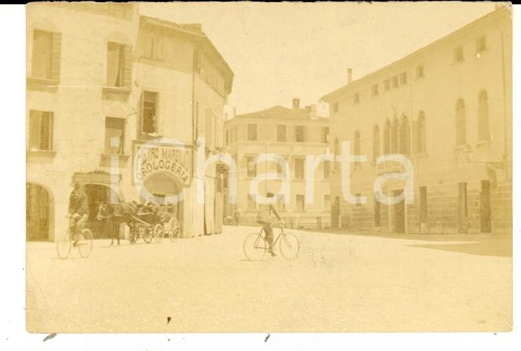 Fotografia d epoca originale 1910 ca s. l. ITALIA Veduta di una piazza con orologeria Pietro MARSILI Foto 9x6 1
