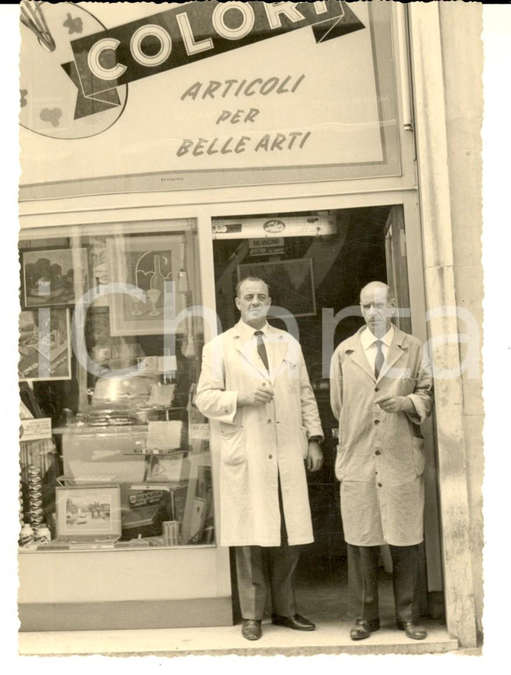 Fotografia d epoca originale 1964 MILANO ? Un negozio di articoli per Belle Arti e il proprietario Foto 1