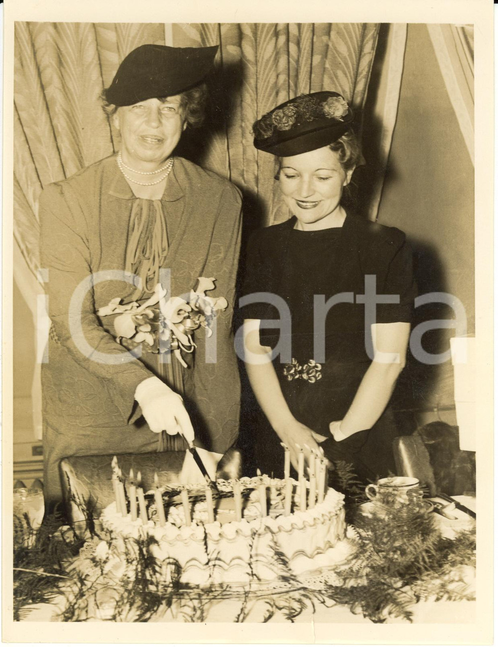Fotografia d epoca originale 1938 WASHINGTON Eleanor ROOSEVELT cuts birthday cake with Hope RIDINGS MILLER 1