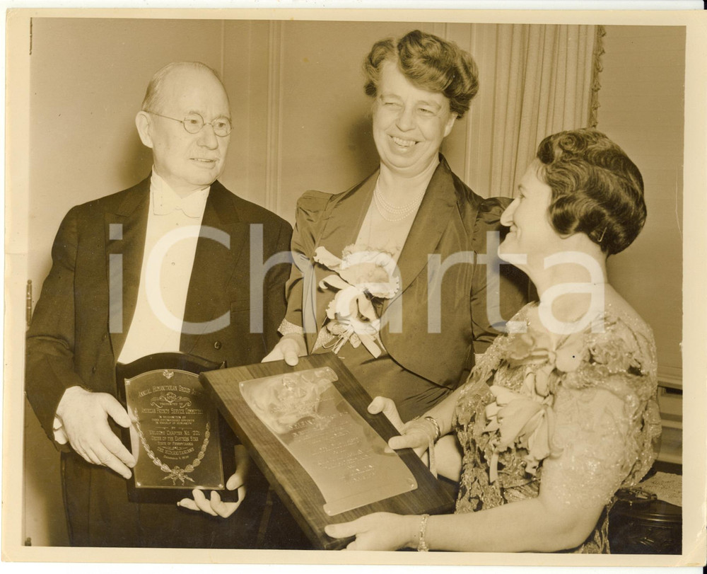 Fotografia d epoca originale 1939 PHILADELPHIA Eleanor ROOSEVELT receives the Award of the Humanitarians 1