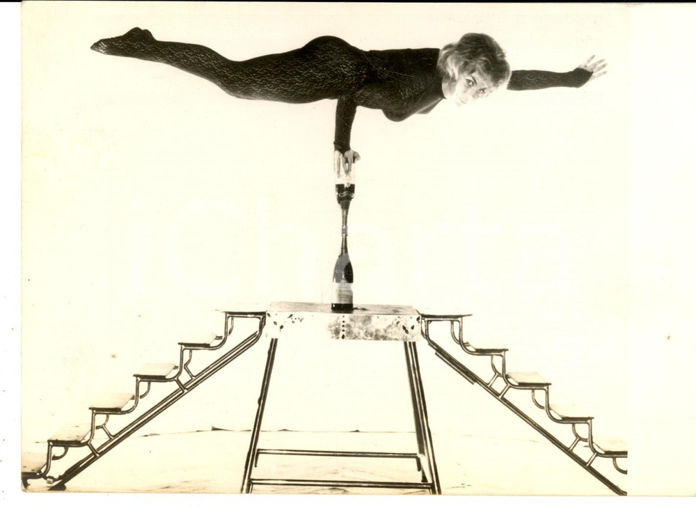Fotografia d epoca originale 1970 ca PARIS CABARET Acrobata Rita RENA  Numero delle bottiglie  Foto 18x13 1