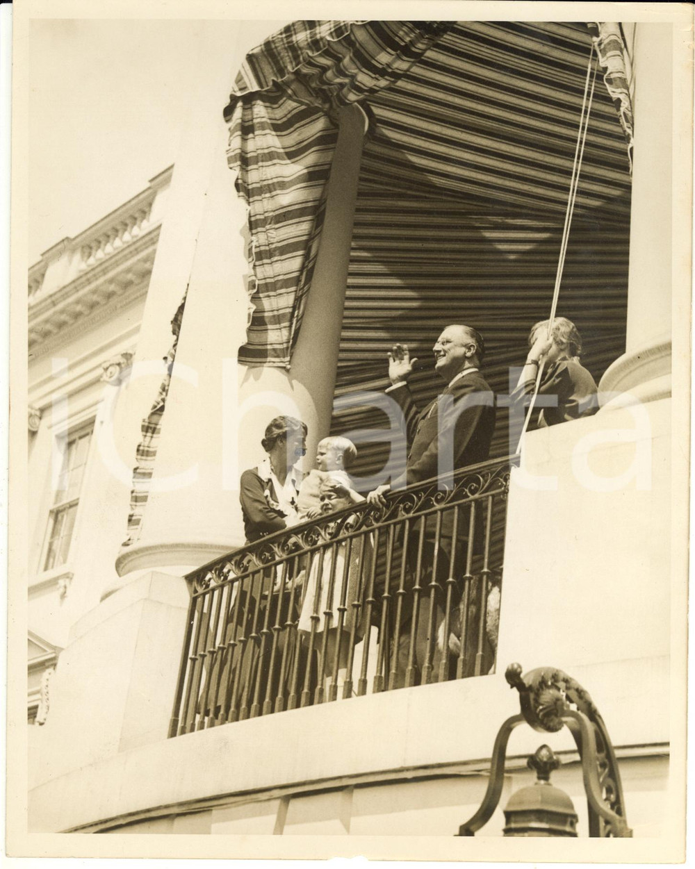 Fotografia d epoca originale 1933 WASHINGTON Easter Egg Roll  President Franklin D. ROOSEVELT greets rollers 1