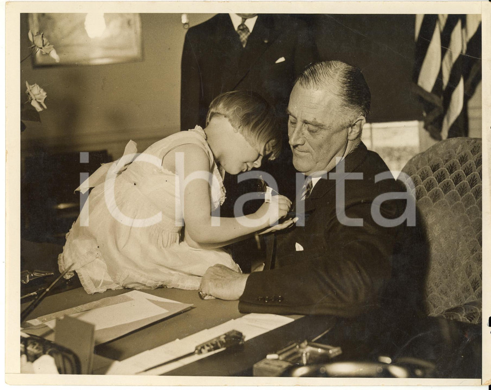 Fotografia d epoca originale 1930 ca WASHINGTON A little orphan of war pins a poppy on president ROOSEVELT 1