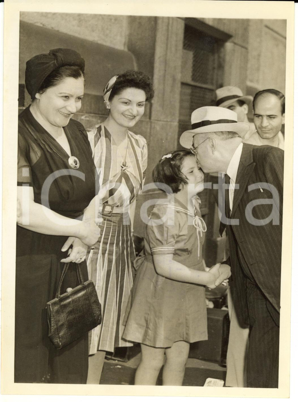 Fotografia d epoca originale 1941 NEW YORK CITY Angelo V. JANNELLI leaving for Italy kisses his little niece 1