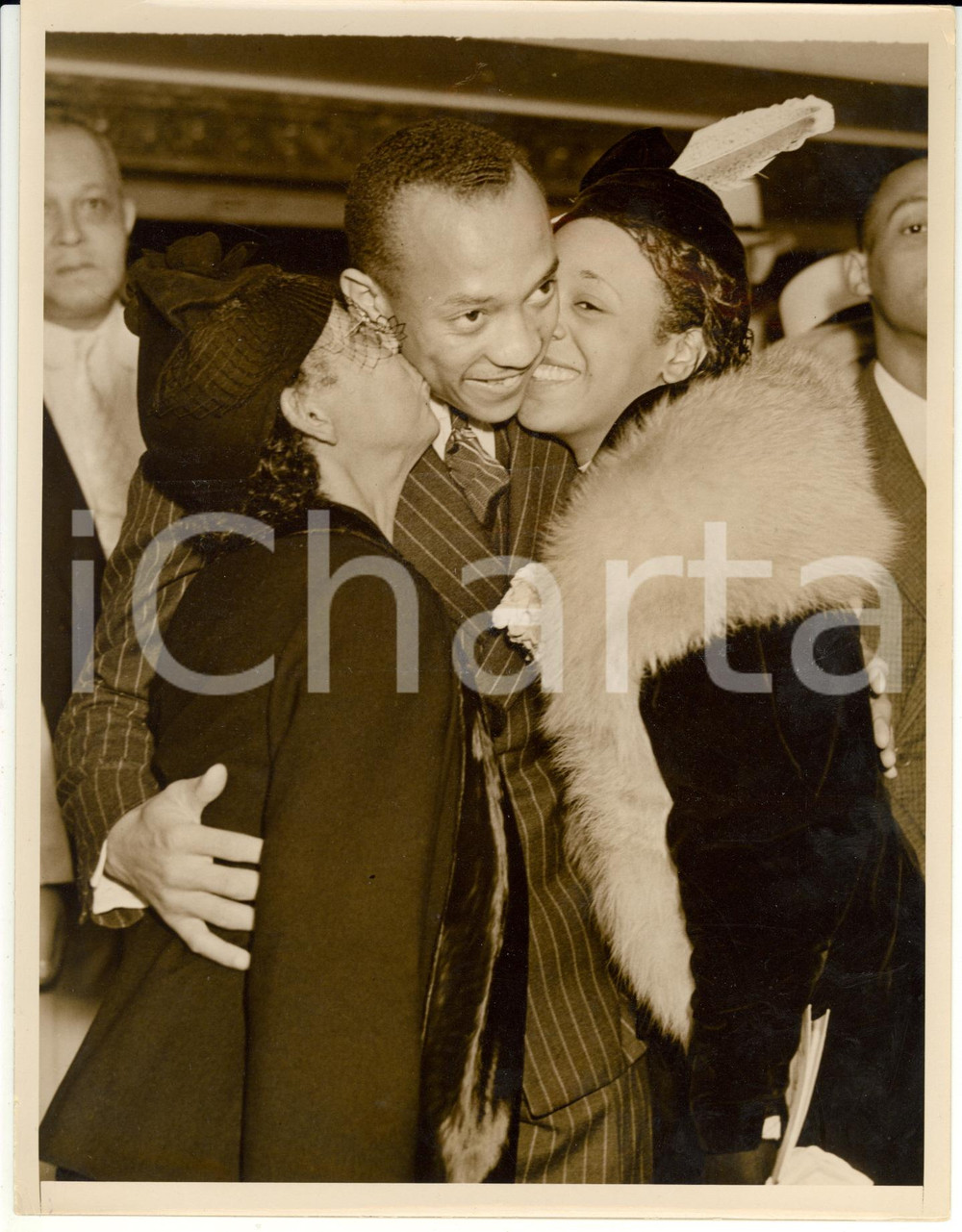 Fotografia d epoca originale 1936 NEW YORK CITY The olympic athlete Jesse OWENS with his mother and his wife 1