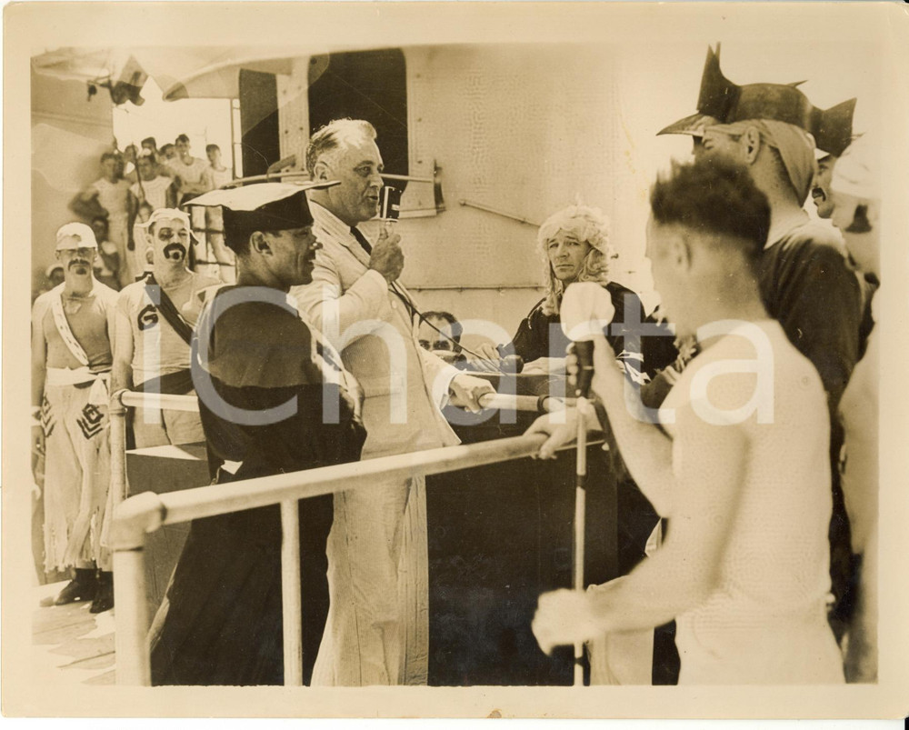 Fotografia d epoca originale 1936 U.S.S. INDIANAPOLIS Franklin D. ROOSEVELT before KING NEPTUNE s Royal Judge 1