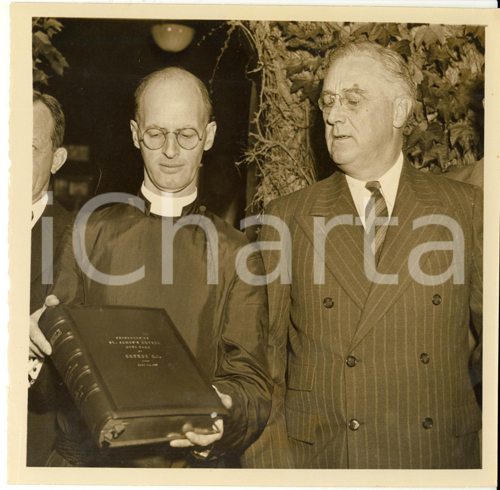 Fotografia d epoca originale 1939 HYDE PARK Franklin D. ROOSEVELT looking the Bible with rev. Frank R. WILSON 1