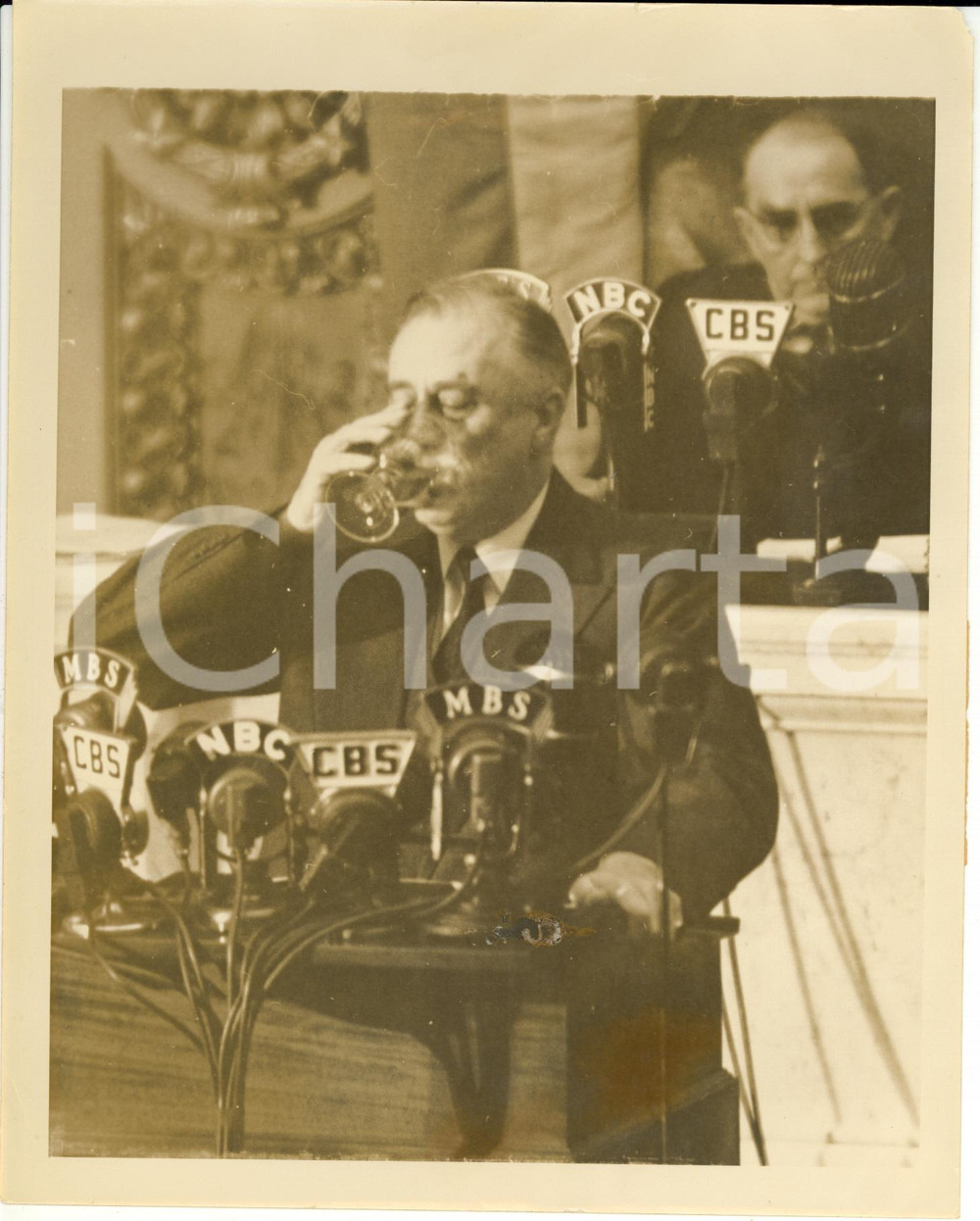 Fotografia d epoca originale 1940 WASHINGTON 76th CONGRESS Franklin ROOSEVELT drinking from a glass of water 1