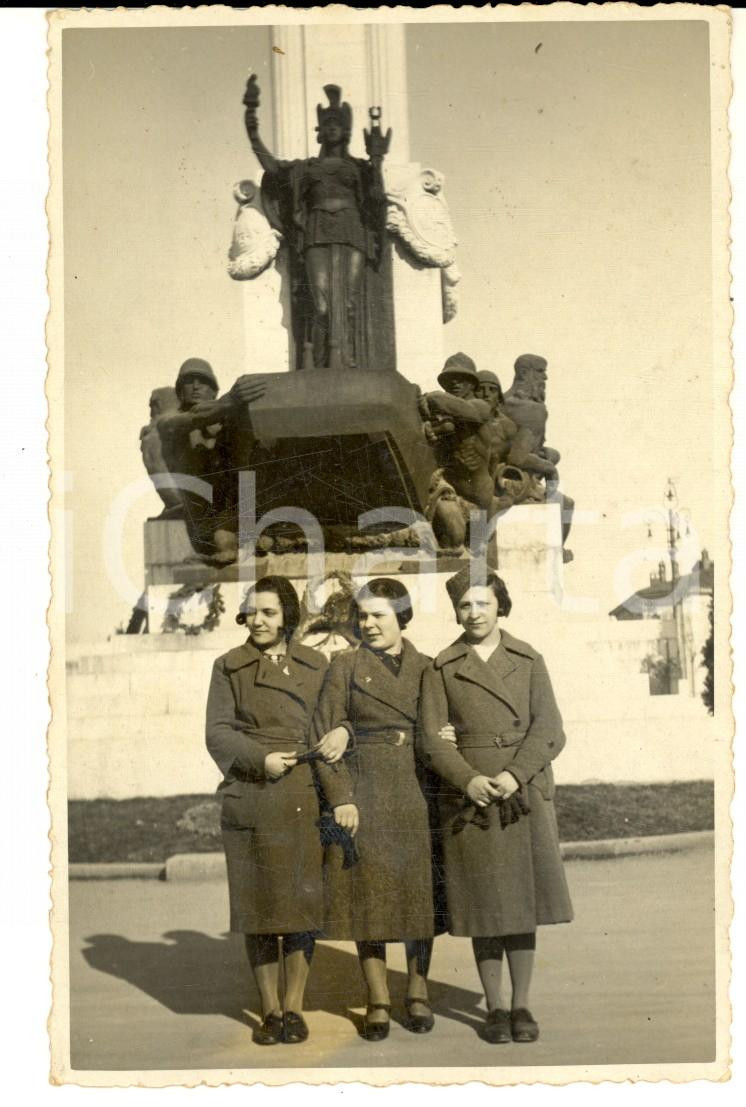Fotografia d epoca originale 1940 ca PIACENZA Monumento ai Pontieri Ritratto di tre ausiliarie Foto cartolina 1