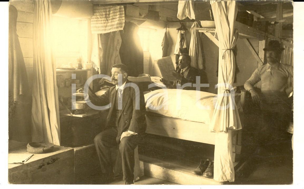 Cartolina originale da collezione 1930 ca GERMANIA Coppia di uomini in una baracca  Foto cartolina CURIOSA 1