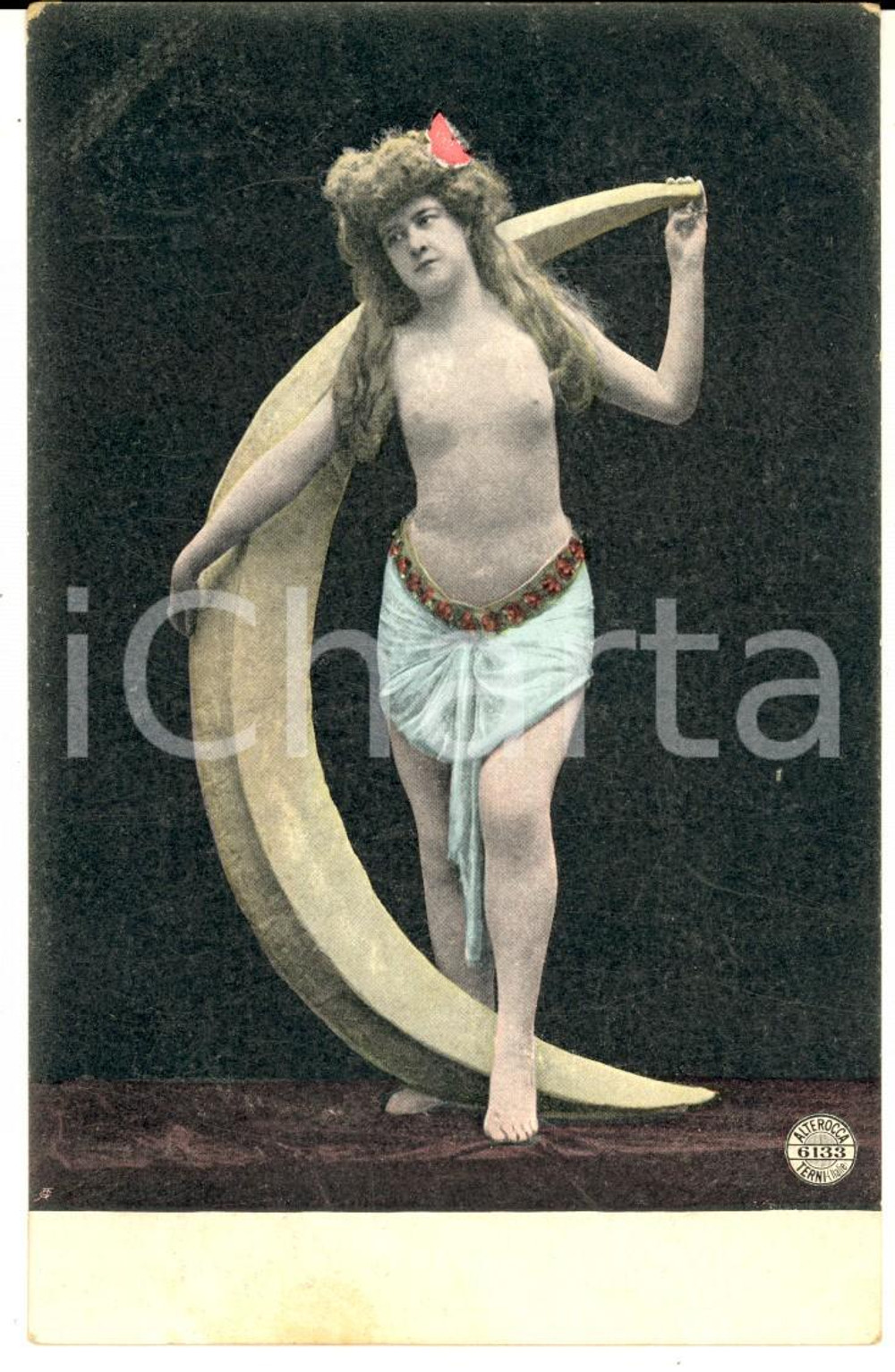 Fotografia d epoca originale 1910 ca Attrice in scena con falce di luna  Cartolina EROTICA VINTAGE 1