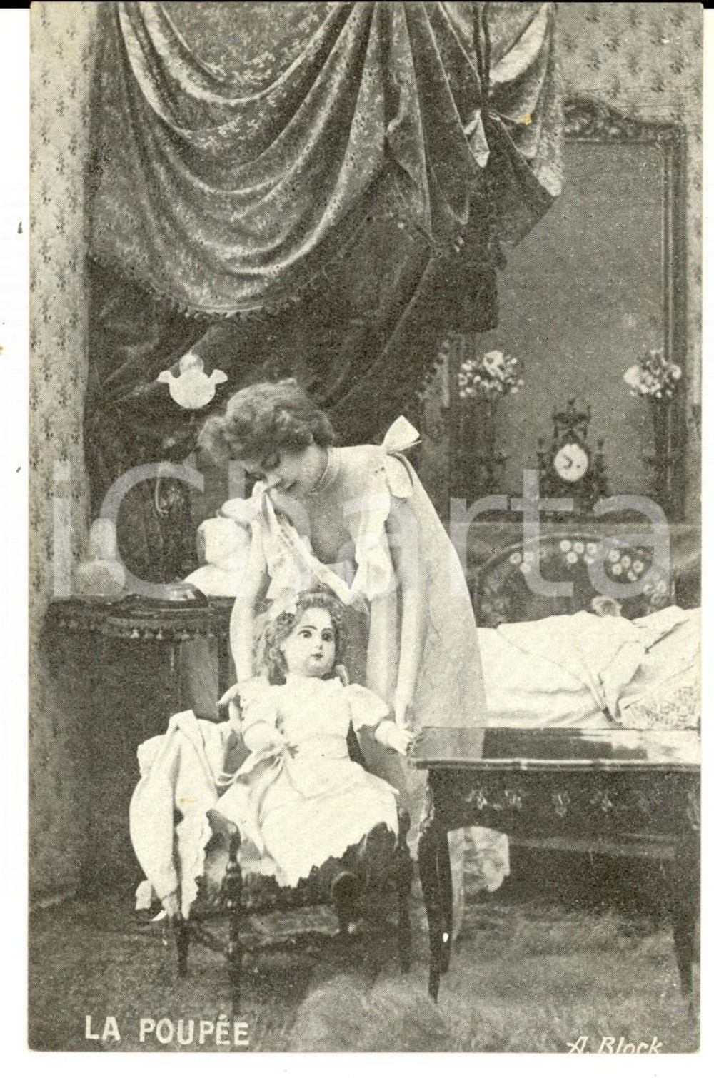 Fotografia d epoca originale 1910 ca Donna seminuda con una bambola  La poupÃ©e  Cartolina EROTICA VINTAGE 1