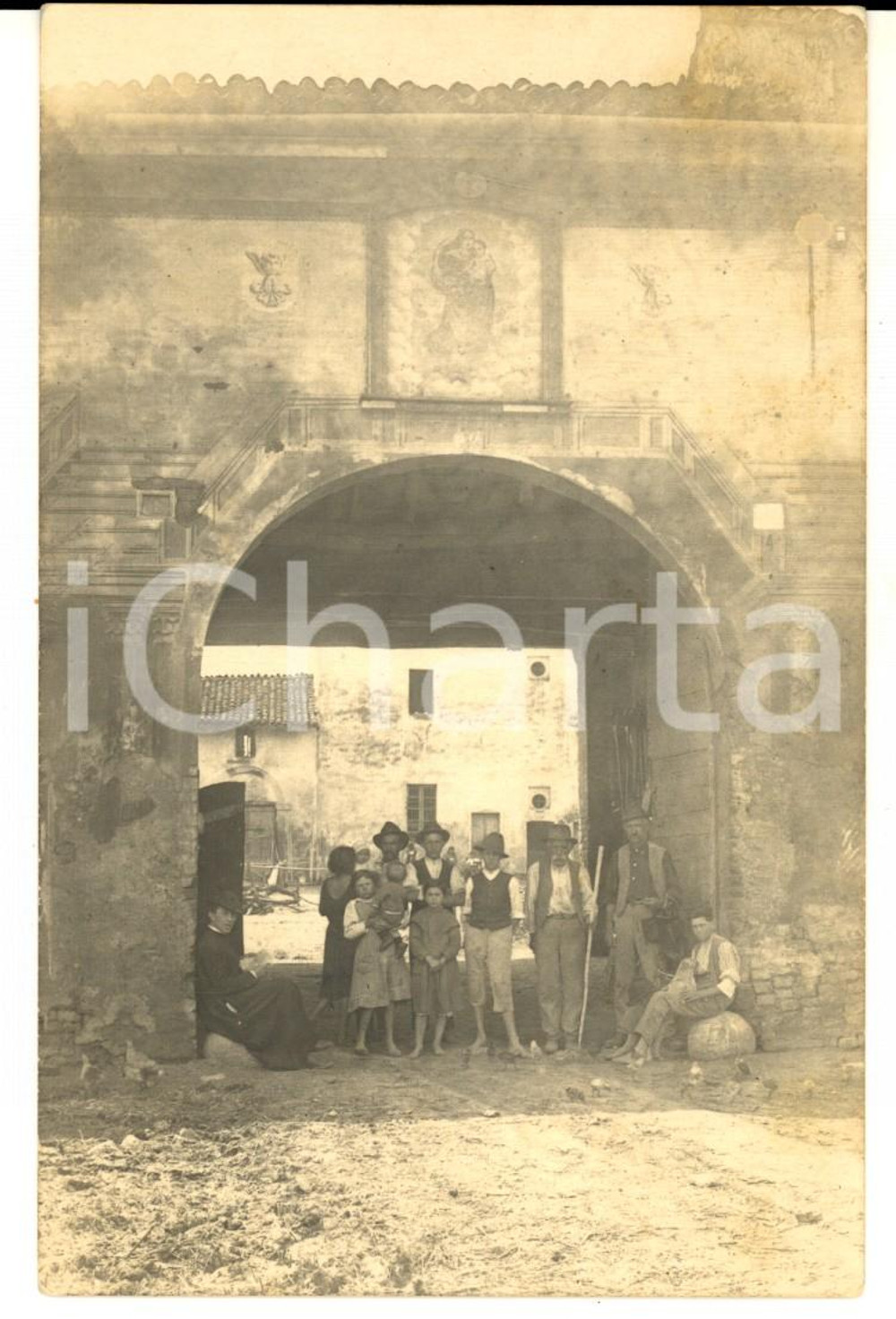 Fotografia d epoca originale 1920 ca ITALIA Ritratto di famiglia contadina con sacerdote  Foto cartolina 1