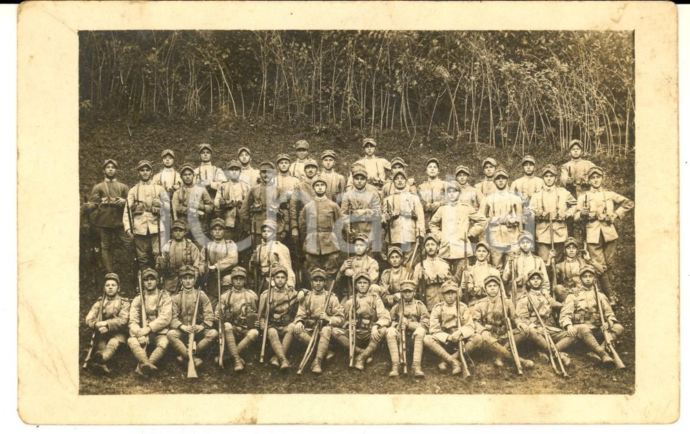 Fotografia d epoca originale 1915 ca WW1 ZONA DI GUERRA 24Â° Reggimento Fanteria in posa Foto cartolina 1