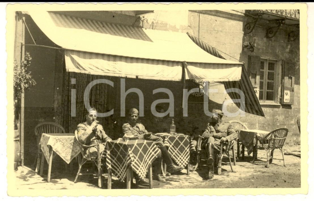 Fotografia d epoca originale 1940 ca WW2 ITALIA Gruppo di militari al bar  Foto cartolina pubblicitÃ  SINGER 1