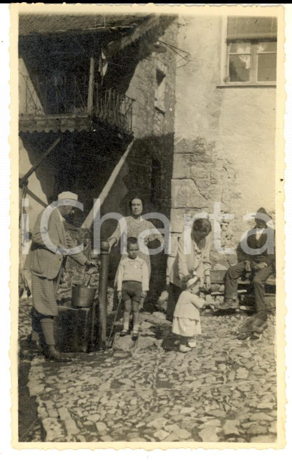 Fotografia d epoca originale Agosto 1933 CERIGNALE Scena di famiglia in cortile rurale  Foto cartolina RARA 1