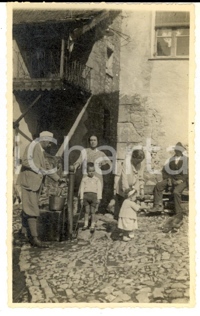 Fotografia d epoca originale Agosto 1933 CERIGNALE Scena di famiglia in cortile rurale  Foto cartolina RARA 1