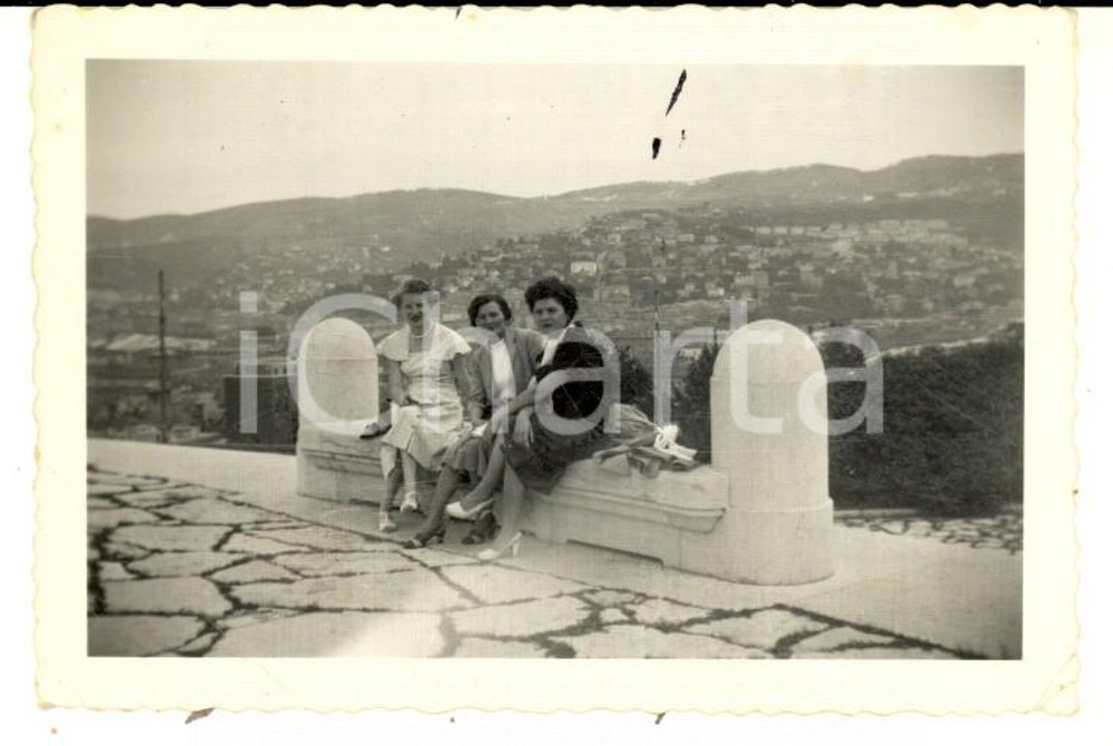 Fotografia d epoca originale 1951 TRIESTE Castello di San Giusto  Ritratto di tre turiste  Foto VINTAGE 9x6 1