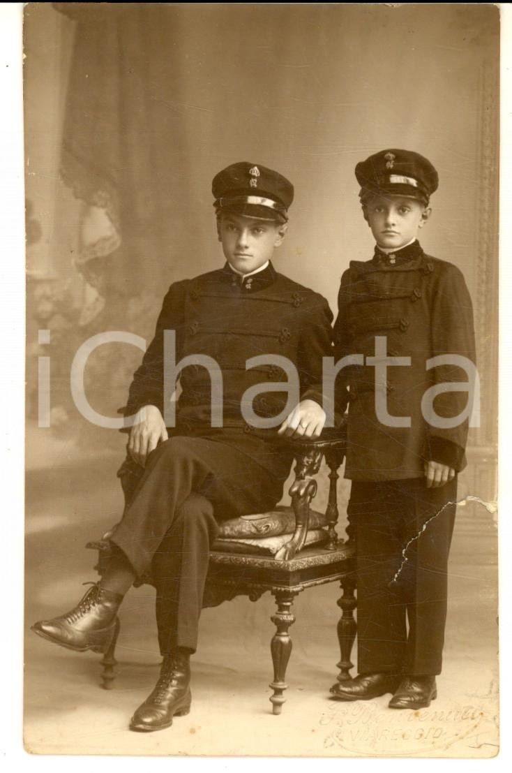 Fotografia d epoca originale 1927 VIAREGGIO Ritratto di due fratelli in divisa collegio  Foto F. BENVENUTI 1