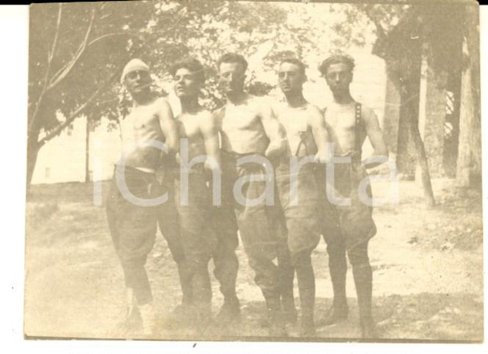 Fotografia d epoca originale 1930 ca ITALIA Giovani amici in campagna a petto nudo  Foto CURIOSA 8x6 cm 1