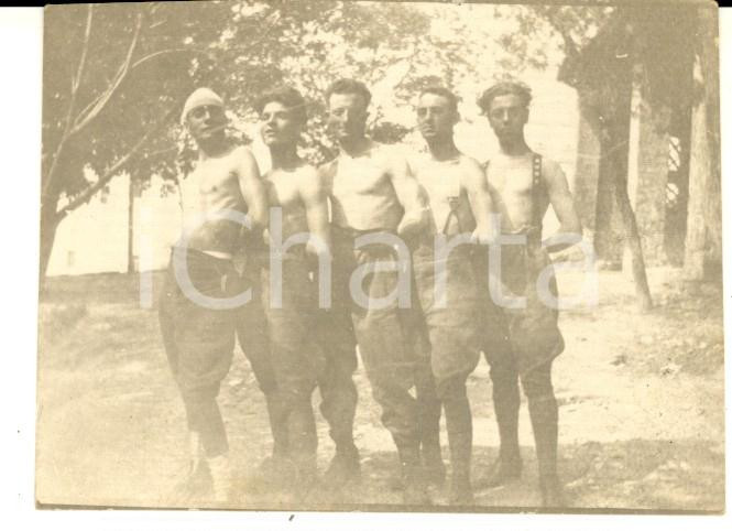 Fotografia d epoca originale 1930 ca ITALIA Giovani militari in campagna a petto nudo  Foto CURIOSA 8x6 cm 1